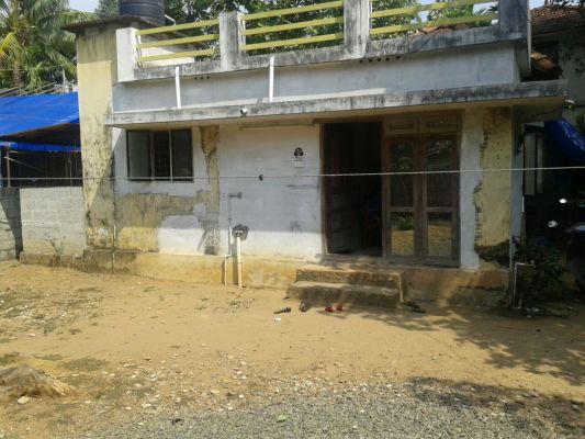 9.5 cents land and old house, Keezhmad, Aluva