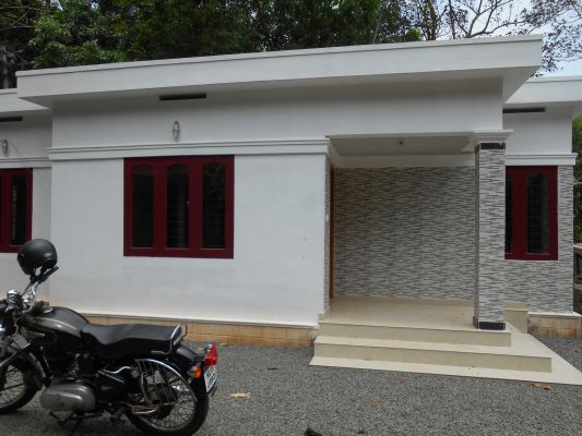 New house at Koothattukulam for sale.