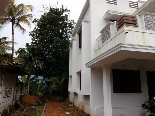 4.25  cent ,1600 sq,ft , 3 bhk house in Thripunithura , Ernakulam .