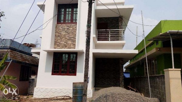 2.900 cent, 1200 sq ft 3 bhk house in Eroor , Ernakulam .