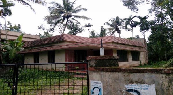 13 cent land with old house in Thiruvankulam , Ernakulam .