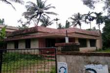 13 cent land with old house in Thiruvankulam , Ernakulam .