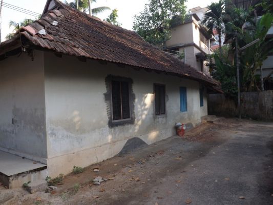 5 cent land with an old house in vadakkekotta