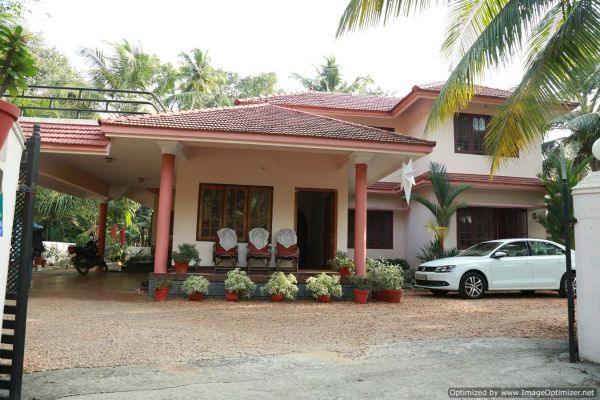 18 cent of land with house of 3200sqft in Kumaranalloor, Kottayam