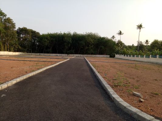 4,5,6,10 house plots in Mulanthuruthy Town