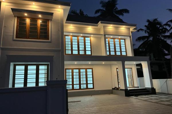 4 BHK House for sale in Avenue Road, Thrissur.